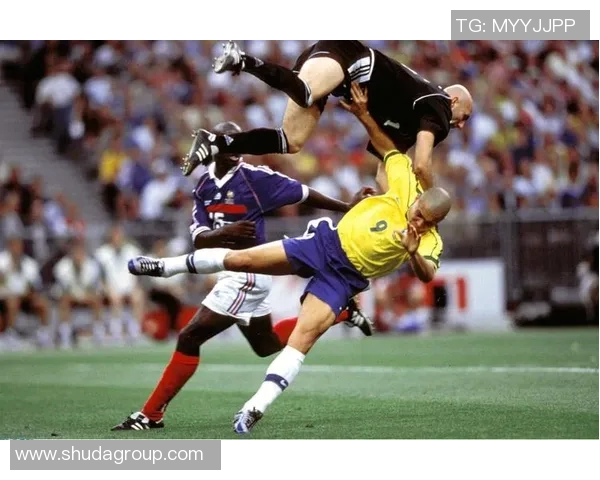 足球巨星的童年故事揭秘他们如何从稚嫩少年一步步走向辉煌舞台