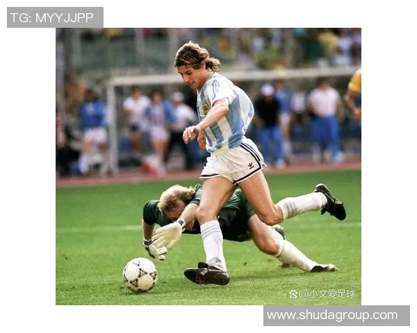 热血绿茵赛场化身月下狼人怒吼震撼全场的传奇球星