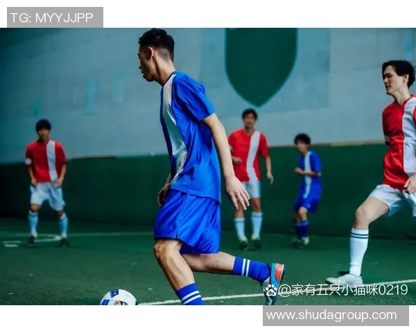 足球巨星巧妙模仿街头路人生活场景展现幽默风采