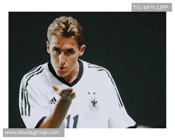 西装暴徒再现绿茵赛场优雅与狂野并存的足球传奇之路